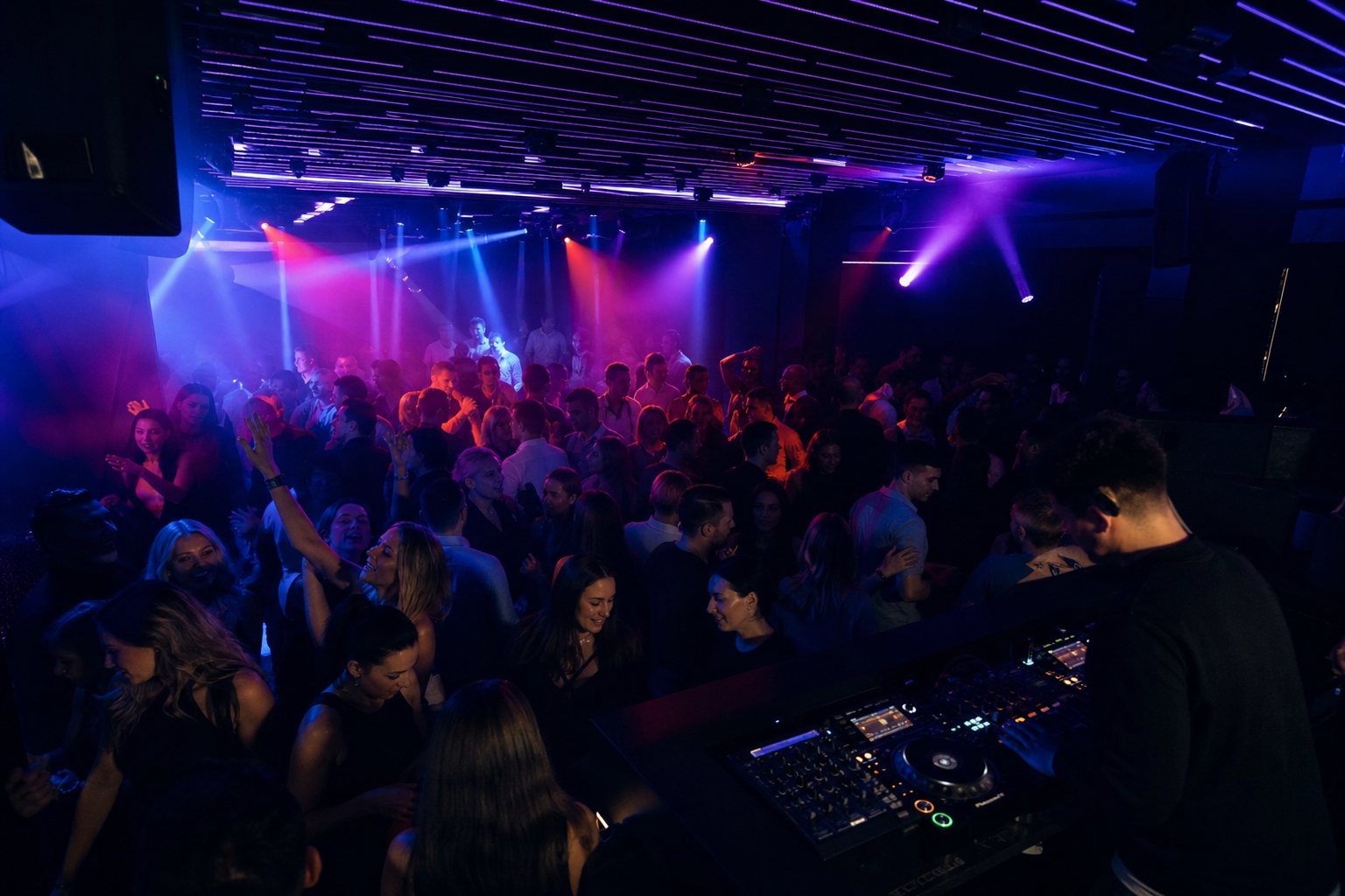 Technika sceniczna - stylowe afterparty firmowe z DJ-em i klubowym oświetleniem