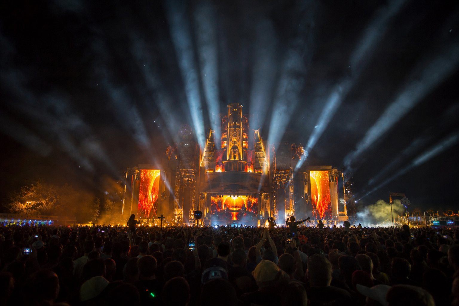 Realizacje — Euforia Event - plenerowa scena festiwalowa nocą z tłumem i ekranami LED
