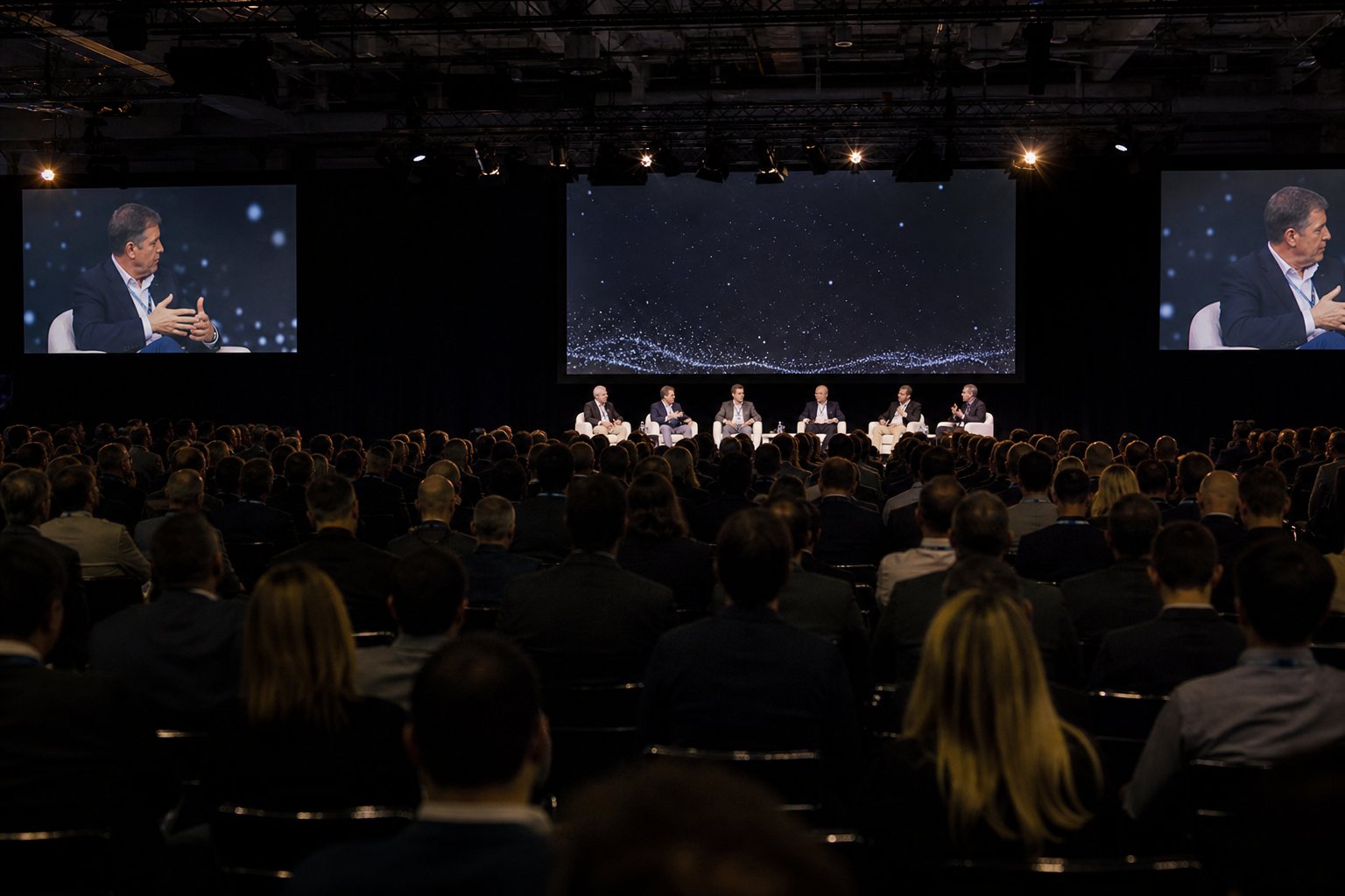 Agencja eventowa Kościan - dyskusja panelowa na scenie z ekranami i publicznością