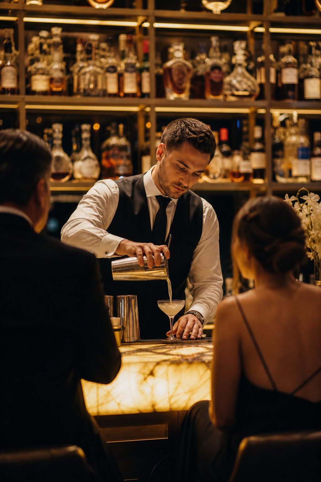 Agencja eventowa Kluczbork - barman przygotowujący autorski koktajl przy podświetlonym barze premium