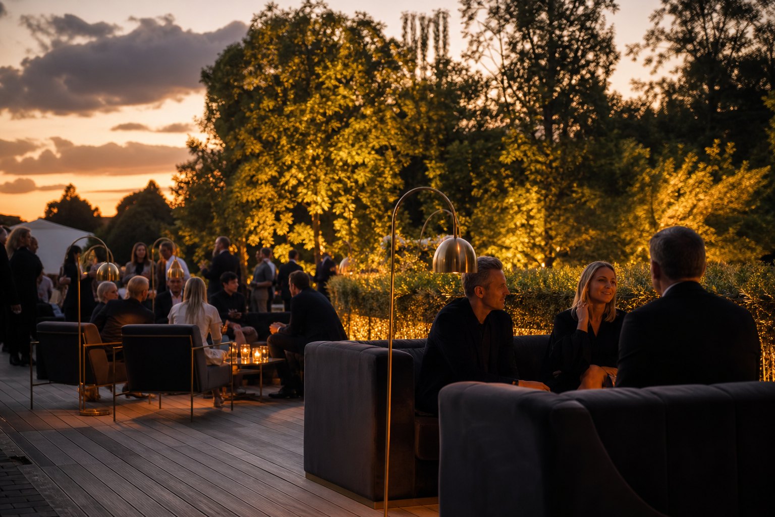Agencja eventowa Piotrków Trybunalski - ekskluzywna strefa VIP festiwalu o zmierzchu z designerskimi meblami