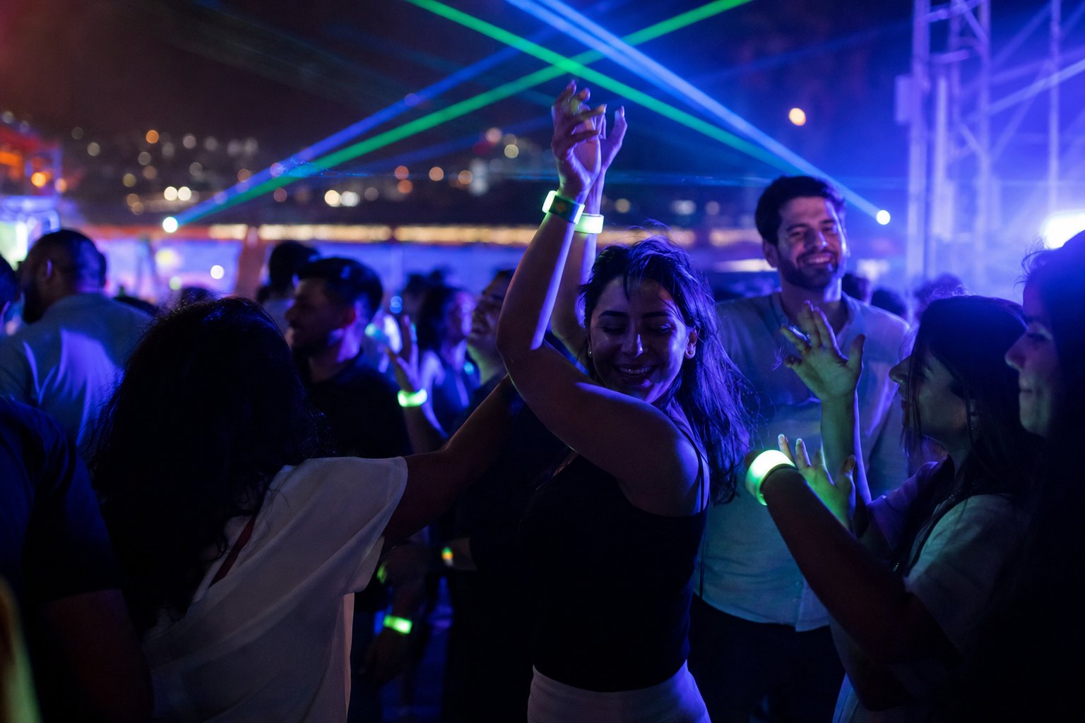 Kalkulator budżetu eventu - neonowa strefa nocna z tańczącym tłumem pod laserami i świecącymi opaskami